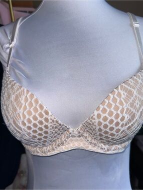 Victoria’s Secret 32 C Beige Sheer Lace Underwire Bra